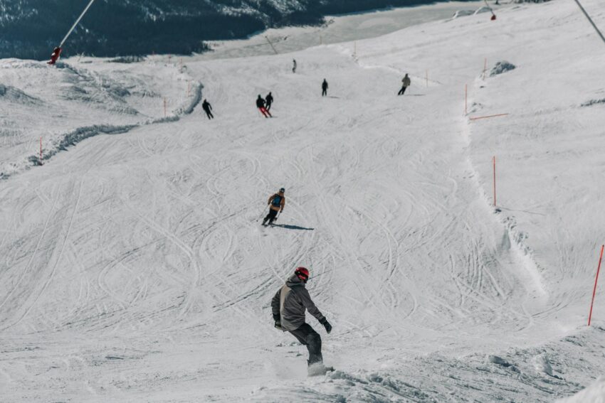 Avertisment pentru turiști la Sinaia din cauza zăpezii ortopedice