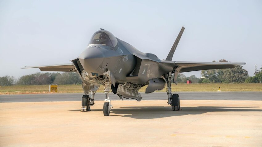 Avioane de luptă rusești interceptate de SUA și Canada