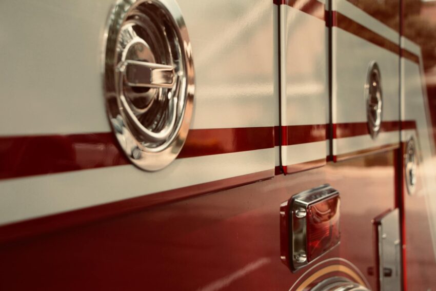 Explozie și incendiu în bloc din Bacău: victime și evacuări