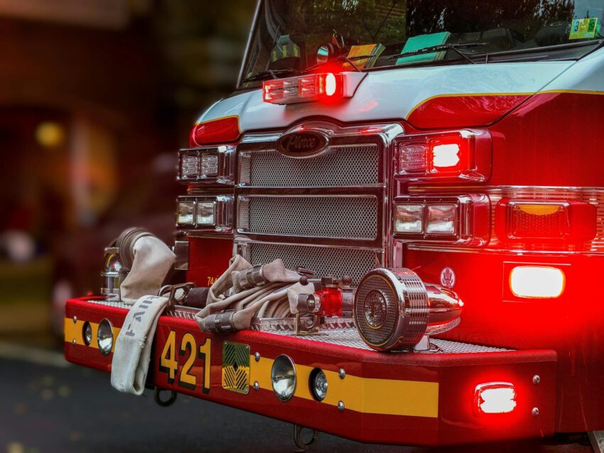 Incendiu la microbuz în Arad: două persoane arse