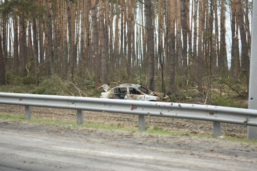 Șofer din Bistrița surprins târând trunchi de copac pe carosabil