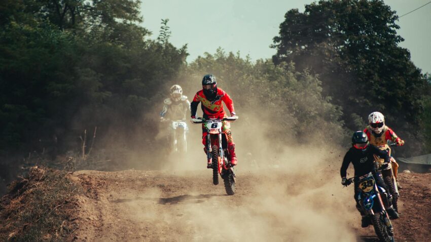 Pogacar, Van der Poel și Vingegaard se înfruntă în Strade Bianche