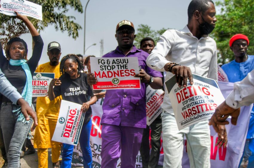 Proteste studențești în Piața Victoriei pentru finanțare educației