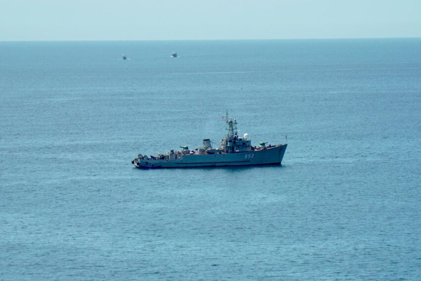 Tensiuni în Strâmtoarea Ormuz: nave fantomă și atacuri asupra vaselor comerciale