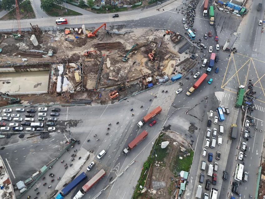 Tramvaiul corporatiştilor revine pe şine după ani de lucrări în Bucureşti