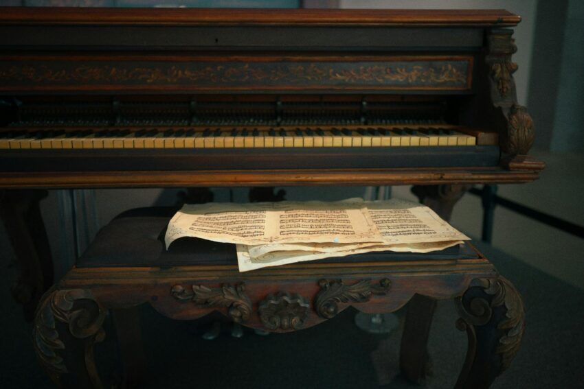 Alexandra Căpitănescu lansează nouă versiune a piesei "Choke Me