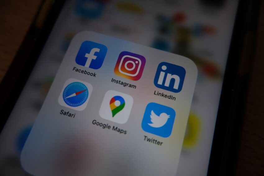 Armata Polonă Recrutează Prin TikTok, Aeroportul Evacuat și Dating în Era Inflației