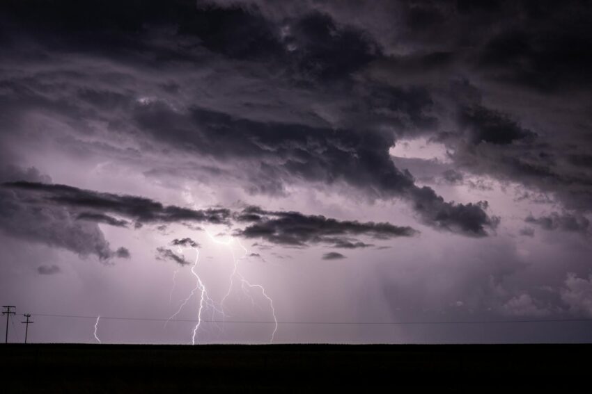 Avertizare meteo: averse torențiale și vânt puternic în România
