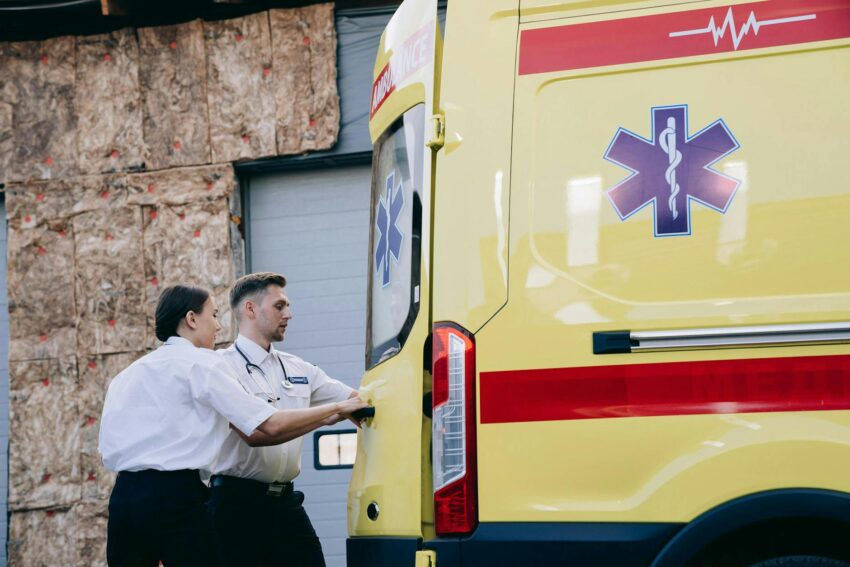 Bărbat de 38 ani salvat de medici după infarct la locul de muncă