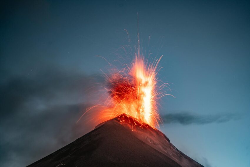 Erupția vulcanului Dukono din Indonezia, trei morți și zece dispăruți