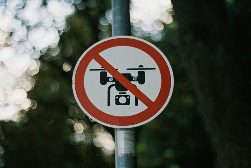 Interzicerea telefoanelor mobile în școli: un proiect de lege controversat
