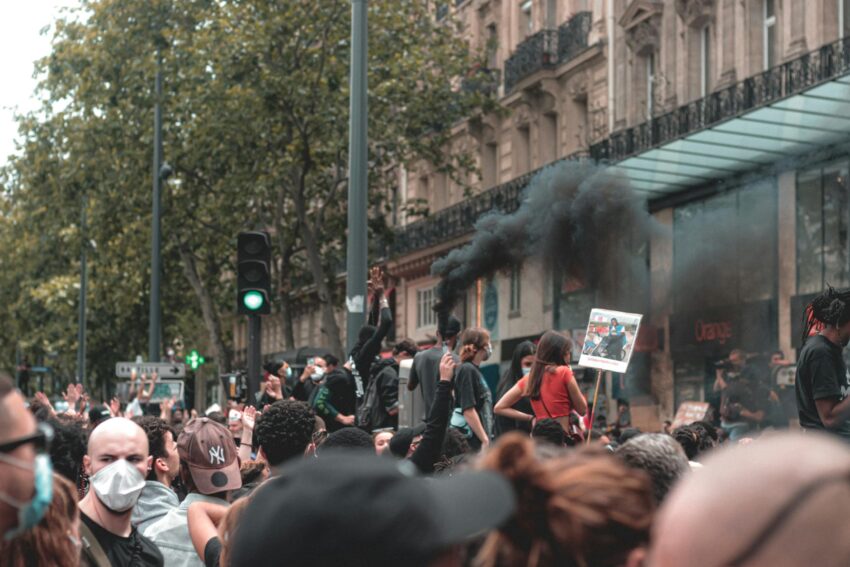 Parisul, câmp de luptă după victoria PSG: violențe și incendii