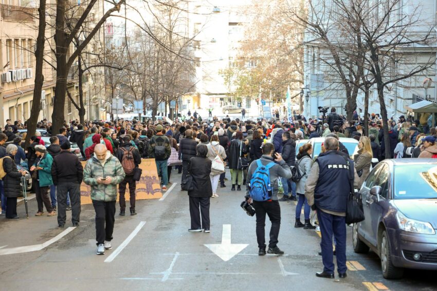 Proteste Masive în Belgrad și Madrid, Zeci de Mii în Stradă