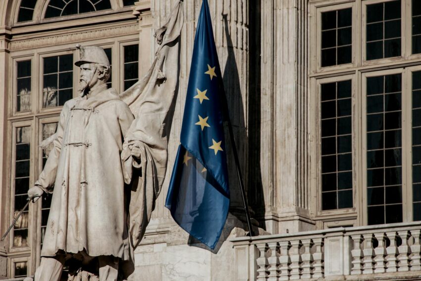 Români despre aderarea la Uniunea Europeană: sprijin majoritar, dar atitudine critică