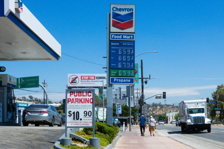 Scumpiri la pompă: Prețurile la carburanți urcă pentru a patra zi la rând