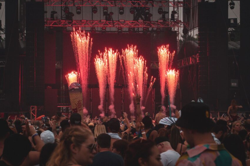 Festivalul Nostalgia adună mii de oameni în Pădurea Băneasa