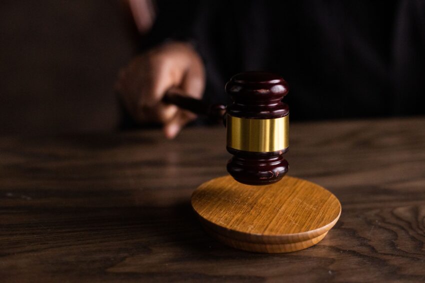 Profesor acuzat de fapte oribile, trădat de avocat în timpul procesului
