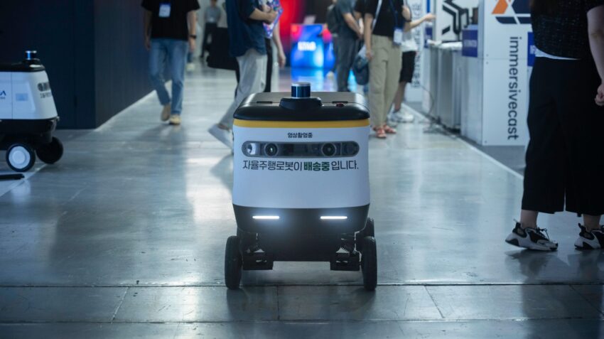 Românii se tem de impactul inteligenței artificiale asupra locurilor de muncă