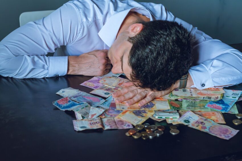 Românii Suportă Încărcarea Fiscală: Taxe și Impozite pe Economii