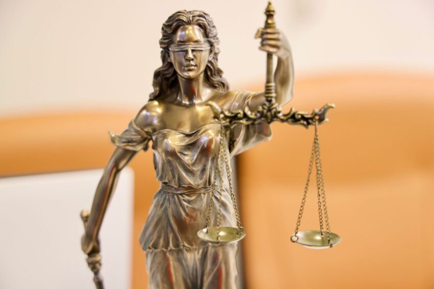 Dosarul fraudelor cu pensii: șase inculpați sub control judiciar