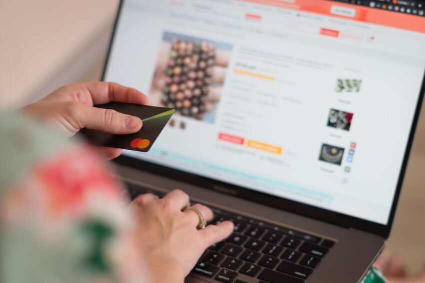 Escrocheriile Online: Cum Sunt Înșelați Cumpărătorii Români