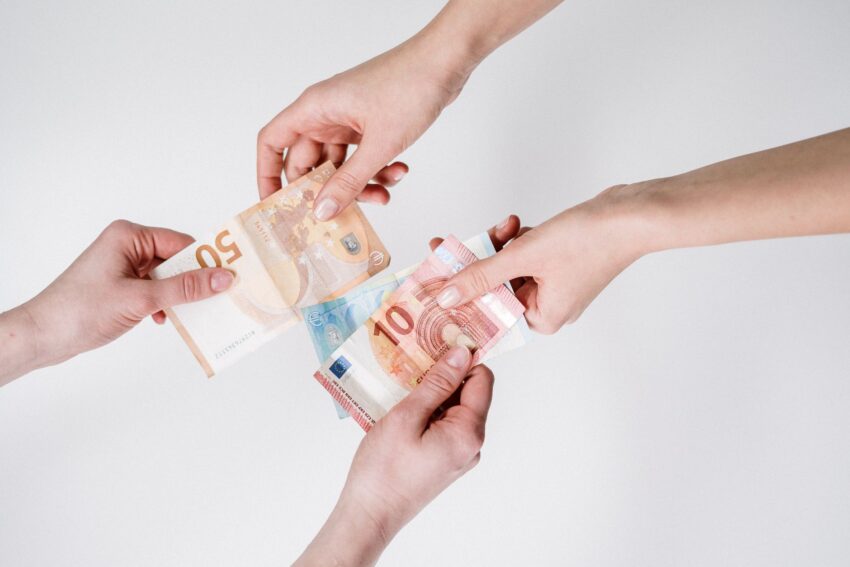 Fitch decide soarta României: retrogradare la "junk" posibilă