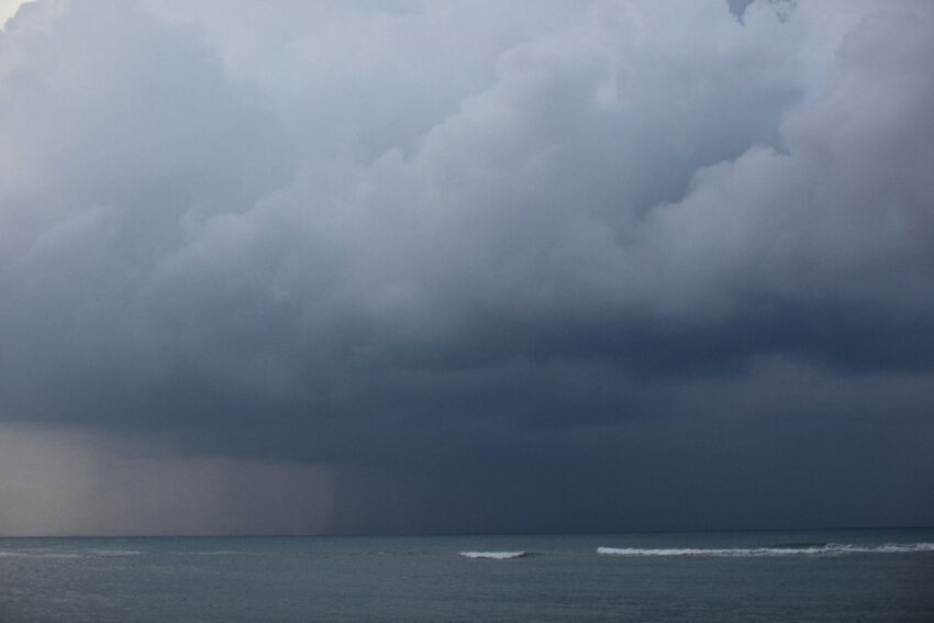 Furtuni violente în București: vreme instabilă și avertizări meteorologice