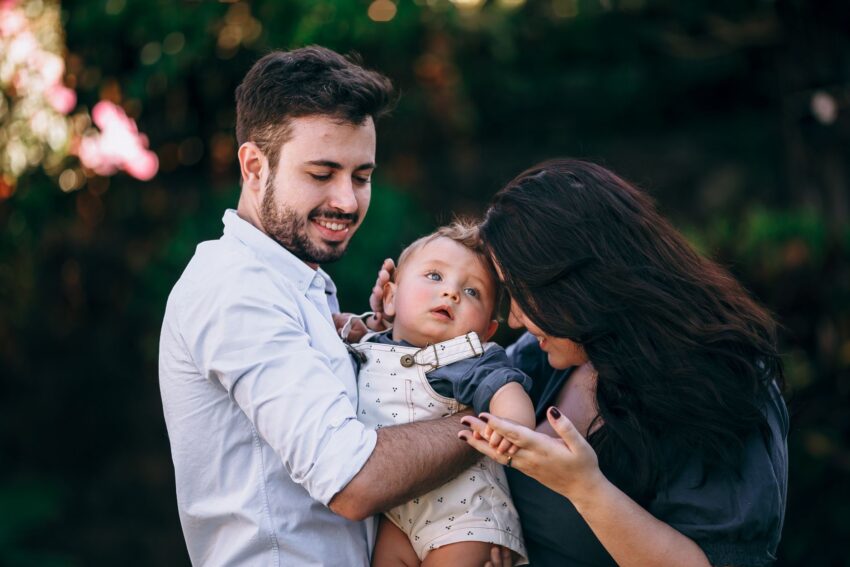 Theo Rose, mama devotată, surprinsă de fiul ei mic