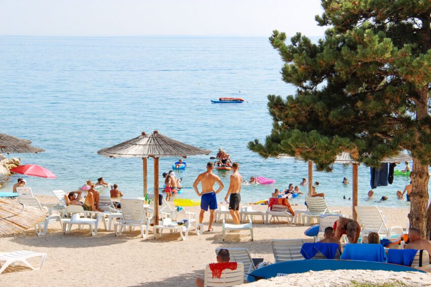 Vacanța la mare, o provocare financiară pentru români