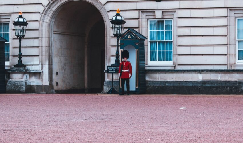 Vizita Prințului Harry în Marea Britanie: Tensiuni și Probleme