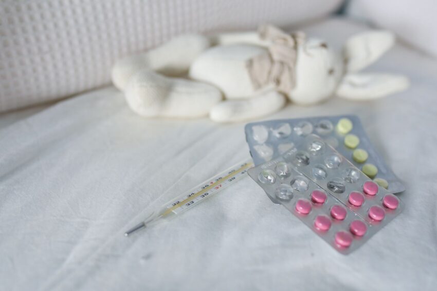 Concediu medical 2026: prima zi nu se mai plătește, iar procentul scade la 55% pentru boli scurte