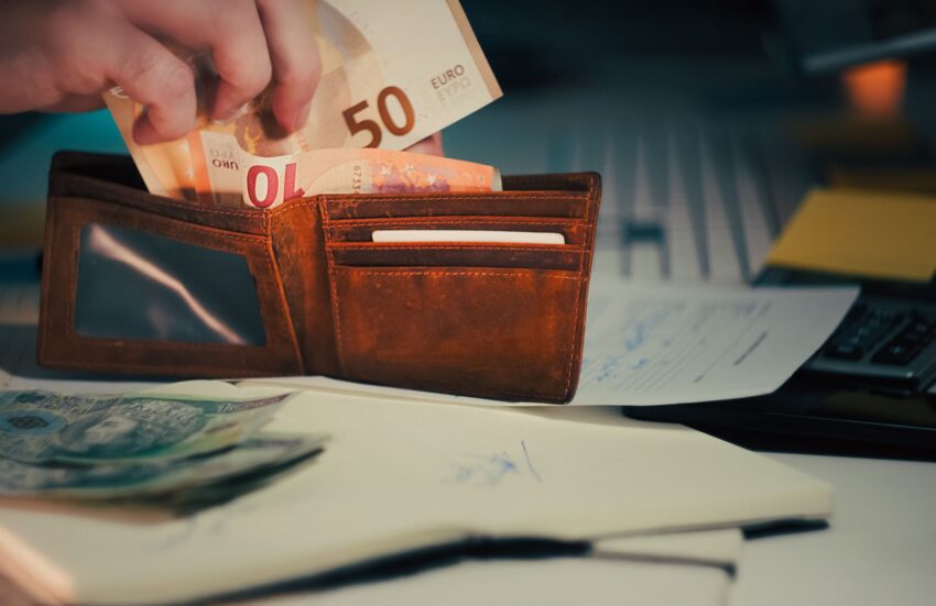 Salariul minim 4.325 lei față de media de 5.700: de ce cifra oficială nu descrie viața majorității românilor